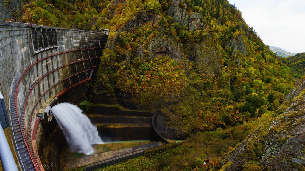 大迫力の放流と紅葉が見られる豊平峡ダム