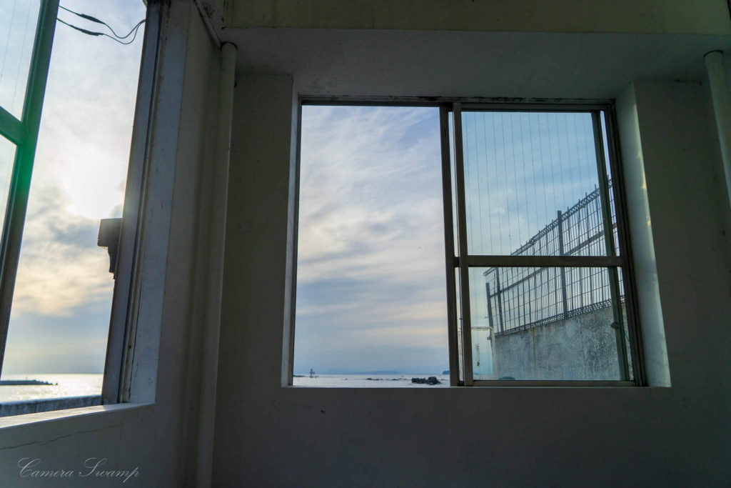 神奈川県　葉山　真名瀬バス停の窓